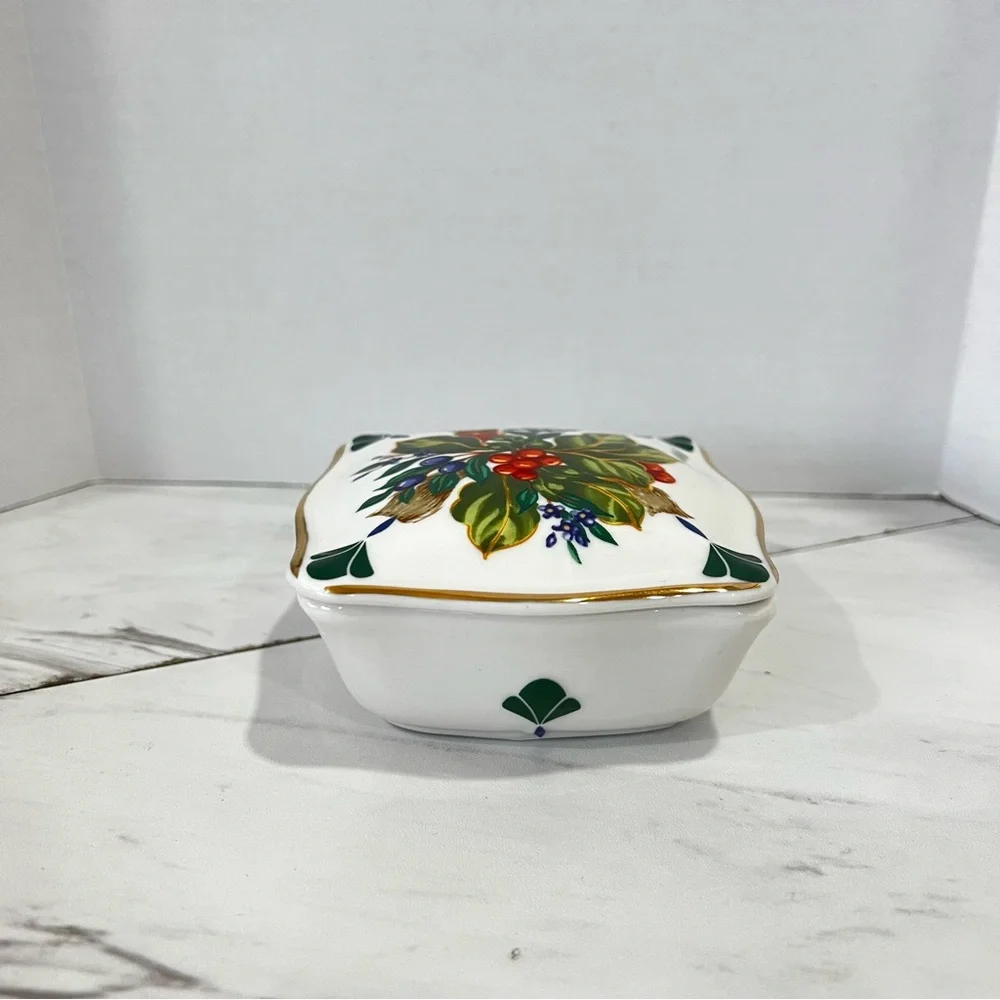 Winter Garden princes House Trinket Box With Gold Tone Accents